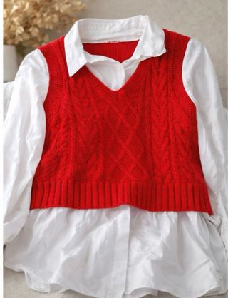 Chaleco de punto rojo con camisa blanca