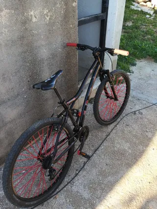 Bicicleta de Montaña Negra y Roja