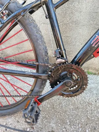 Bicicleta de Montaña Negra y Roja