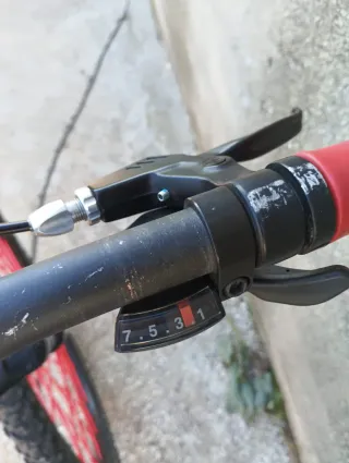 Bicicleta de Montaña Negra y Roja