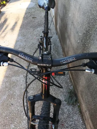 Bicicleta de Montaña Negra y Roja