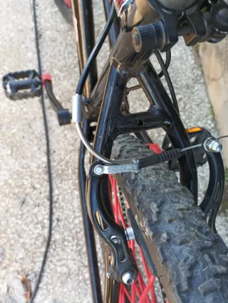 Bicicleta de Montaña Negra y Roja