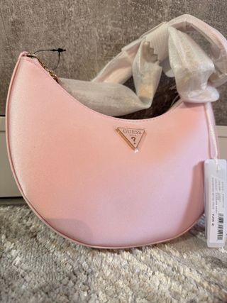Bolso Guess Tasmin Charm Rosa y Dorado