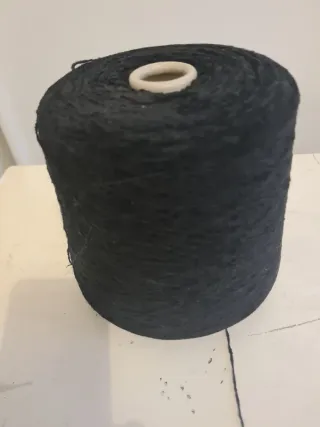 Rocca di filato grigio scuro