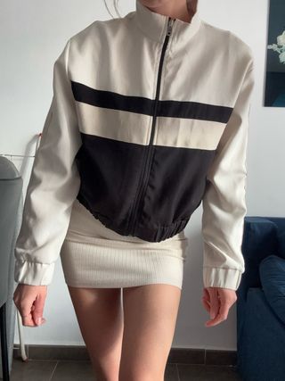 Chaqueta Zara cremallera beige y negra Talla M