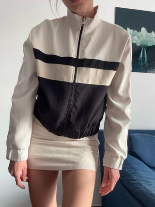 Chaqueta Zara cremallera beige y negra Talla M
