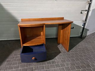 Escritorio de madera marrón y azul