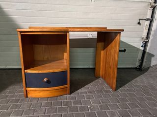 Escritorio de madera marrón y azul