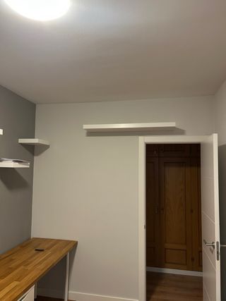 Escritorio oficina madera y cajonera blanca