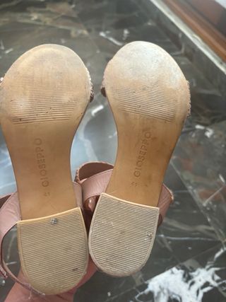 Sandalias de piel tejidas en color rosa pastel