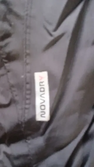 Pantalón de esquí negro con tirantes.