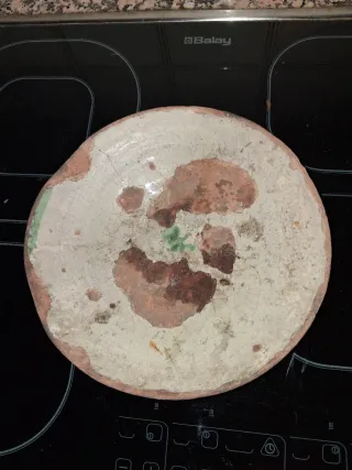 Antiguo plato de cerámica vidriada