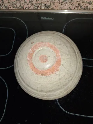 Antiguo plato de cerámica vidriada