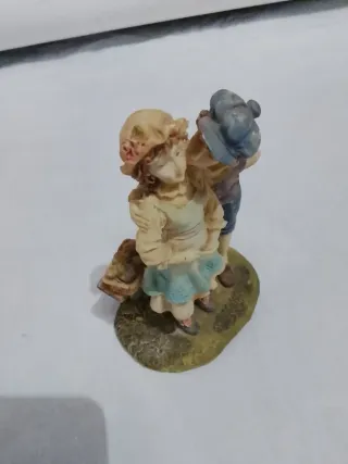 Figura niños enamorados