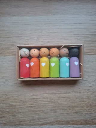 Mini muñecos de madera multiculturales