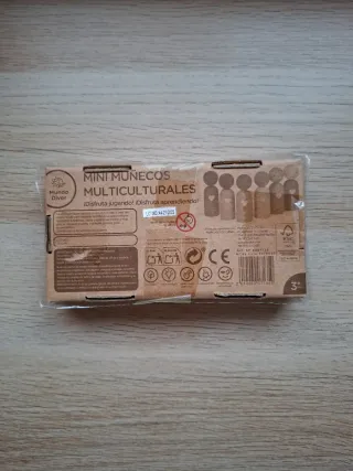 Mini muñecos de madera multiculturales