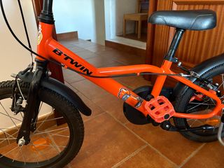 Bicicleta infantil naranja B'TWIN casi nueva