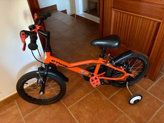 Bicicleta infantil naranja B'TWIN casi nueva