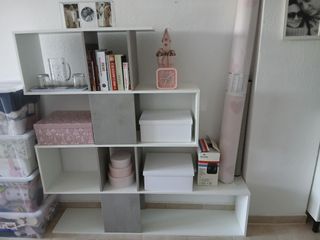 Estantería modular blanca y gris