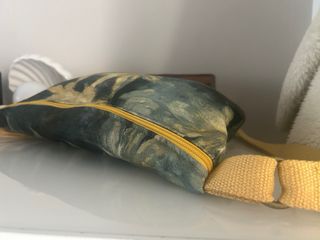 Riñonera verde y amarillo con estampado