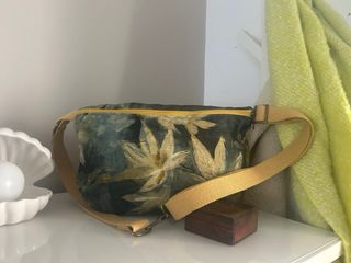 Riñonera verde y amarillo con estampado