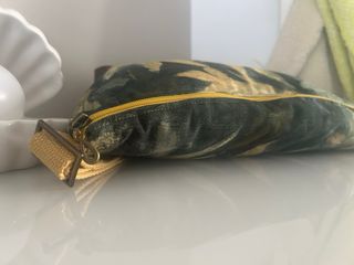 Riñonera verde y amarillo con estampado