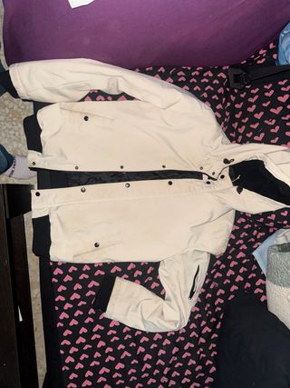 Chaqueta blanca con detalles negros