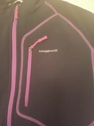 Cazadora negra con detalles morados