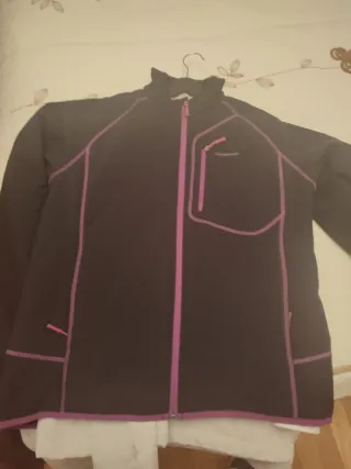 Cazadora negra con detalles morados