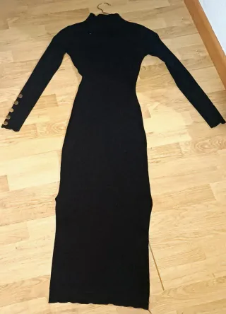 Vestido negro ajustado con botones