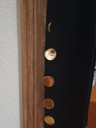 Vestido negro ajustado con botones