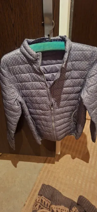 Chubasquero niña gris con puntos blancos