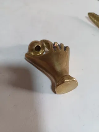 Bonito Pisapapeles de bronce antiguo