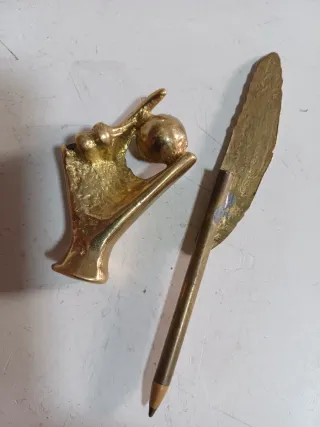 Bonito Pisapapeles de bronce antiguo