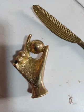 Bonito Pisapapeles de bronce antiguo