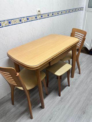 Mesa extensible cocina + 2 sillas + banqueta