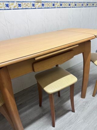 Mesa extensible cocina + 2 sillas + banqueta