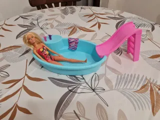 Barbie Piscina con Tobogán y Accesorios