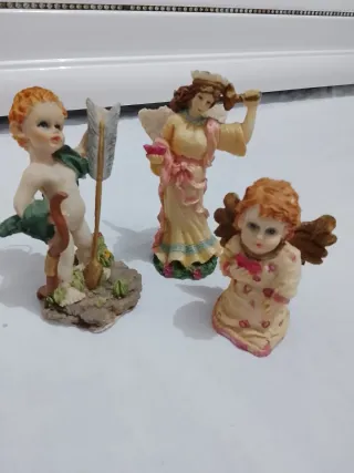 Figuras de ángeles y cupido