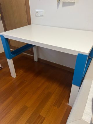 Escritorio juvenil azul y blanco.