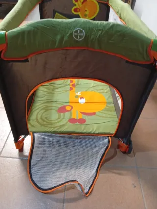 cuna parque infantil con diseño de jirafa