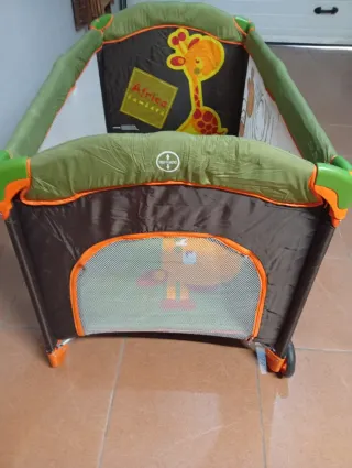 cuna parque infantil con diseño de jirafa