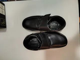 Zapatos negros con velcro