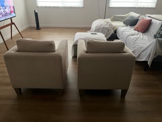 Sofá individual beige de tela.