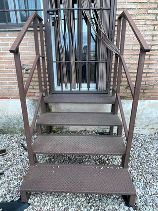 Escalera exterior metálica marron