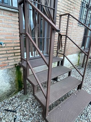 Escalera exterior metálica marron