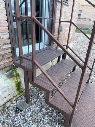 Escalera exterior metálica marron