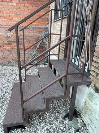 Escalera exterior metálica marron