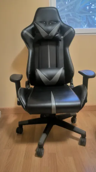 Silla gaming negra con detalles grises