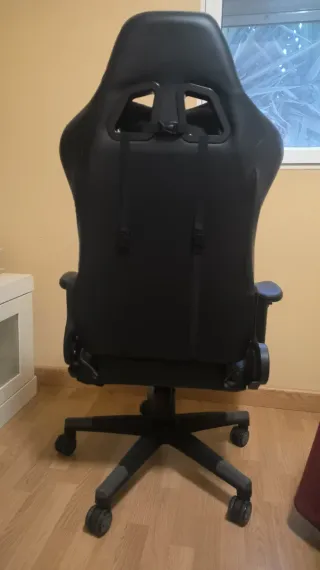 Silla gaming negra con detalles grises